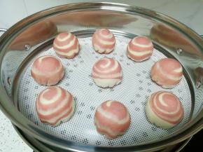 蒸锅内放水，铺上硅胶垫，放上做好的豆沙包，盖上锅盖二次发酵10分钟左右，凉水上锅，上汽后大火蒸15分钟关火，焖5分钟左右出锅。 