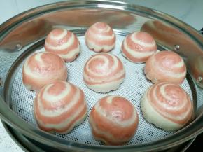 豆沙包出锅了。 