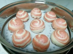 豆沙包出锅了。 