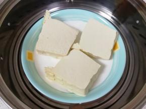 老豆腐切开，上锅蒸10分钟关火取出晾凉备用(豆腐蒸一下可以去除豆腥味，而且会使豆腐吃起来更劲道)。
