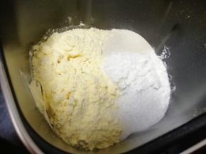 面包机桶内先加入水，再分别加入玉米面粉、普通面粉、发酵粉和糖， 选择“自动和面”10分钟。 