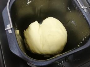 10分钟和面程序结束以后面团就和好了，面包机关掉电源，面团不用取出，盖上面包机盖子，直接放在面包机里常温发酵至两倍大(现在的天气温度高，大概需要一个小时左右就发酵好了)。 