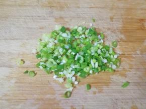 面团发酵的时间里准备包子馅：小葱洗干净切成葱花。 