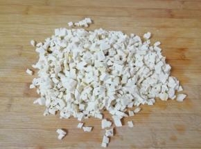 豆腐切成小丁。 
