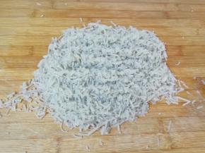 干粉条提前泡软，控干水分切碎。 