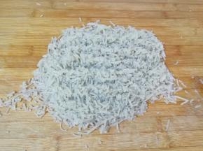 干粉条提前泡软，控干水分切碎。 