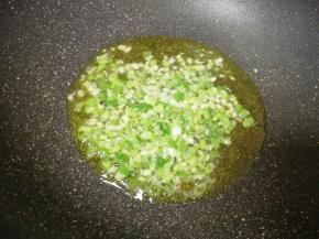 炒锅内倒适量的食用油烧热，下入葱花炒香。 