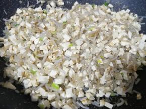 下入豆腐粉条翻炒均匀，放盐、鸡精、十三香翻炒均匀。 