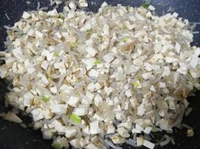 下入豆腐粉条翻炒均匀，放盐、鸡精、十三香翻炒均匀。 