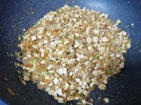 放生抽和蚝油翻炒均匀，包子馅就做好了，盛出备用。 