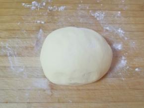 发酵好的面团从面包机里取出揉光排气。 