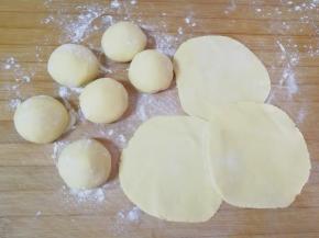 揉圆擀成包子皮。 