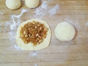 取一个包子皮放入包子馅，像包普通包子一样包好，反过来整好形就可以了。
