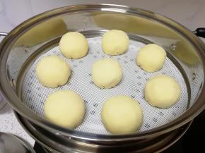 蒸锅内放水，铺上硅胶垫，放上做好的包子生胚，盖上锅盖二次发酵10分钟左右，凉水上锅，上汽后大火蒸15分钟关火，焖5分钟左右。 