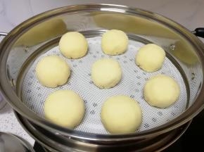 蒸锅内放水，铺上硅胶垫，放上做好的包子生胚，盖上锅盖二次发酵10分钟左右，凉水上锅，上汽后大火蒸15分钟关火，焖5分钟左右。 