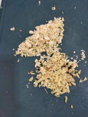 蒜瓣拍碎切成末，生姜切成末备用！