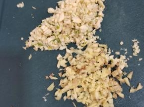 蒜瓣拍碎切成末，生姜切成末备用！