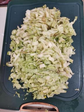 晾晒好的白菜切成丝！