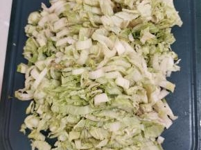 晾晒好的白菜切成丝！