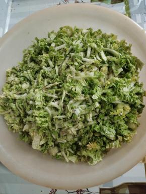 切好的白菜丝放在大一点的盆里！