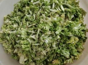 切好的白菜丝放在大一点的盆里！