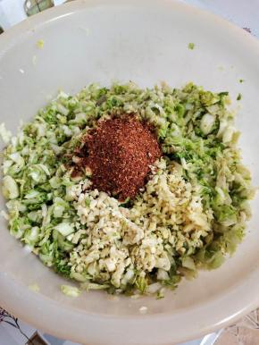 放入辣椒面，蒜末，姜末！