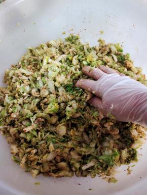 戴上一次性手套，揉搓翻拌均匀！