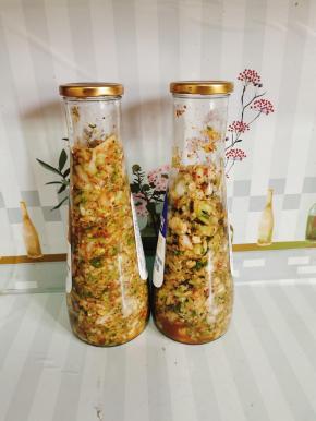 装入无油无水的玻璃瓶中，腌制一个星期就可以吃了！吃的时候淋一点香油即可！