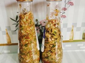 装入无油无水的玻璃瓶中，腌制一个星期就可以吃了！吃的时候淋一点香油即可！