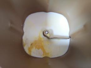 面包机桶内倒入牛奶，加入打散的鸡蛋，糖和盐对角放。 