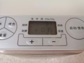 选择面包机的“自动和面”程序15分钟。 