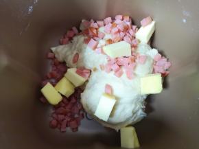 15分钟以后加入切碎的脆皮肠丁和黄油，继续“自动和面”程序15分钟。 