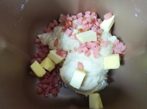 15分钟以后加入切碎的脆皮肠丁和黄油，继续“自动和面”程序15分钟。 