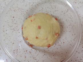 15分钟以后将面团从面包机桶内取出，整理一下放入大一点的容器里，盖上保鲜膜常温发酵至两倍大。 