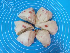 发酵好的面团取出拍打排气，分成六等份。