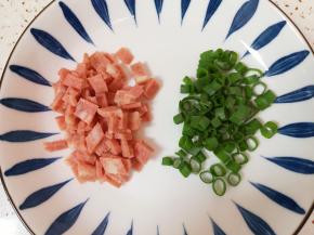 培根和香葱叶分别切碎备用。