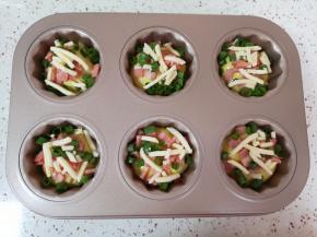 发酵好的面包从烤箱里取出，刷上一层蛋液，撒上培根碎、香葱叶和马苏里拉芝士。