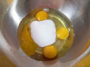 鸡蛋打入打蛋盆里，加入细砂糖。