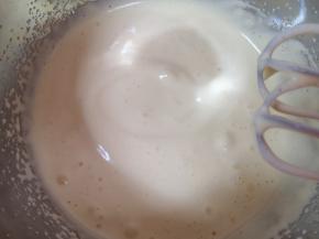 用电动打蛋器打发至，提起打蛋器随意画图案不易消失。 