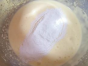 分三次筛入低筋面粉，每一次筛入以后都要用刮刀从底部翻拌均匀，再进行下一次筛入。 