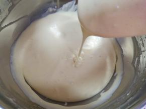 翻拌均匀。 烤箱上下管165度预热。 