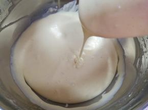 翻拌均匀。 烤箱上下管165度预热。 