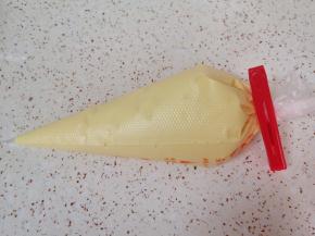 翻拌好的蛋糕糊装进裱花袋。 