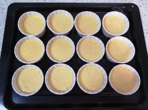 挤入准备好的烘焙纸杯，八分满即可。 