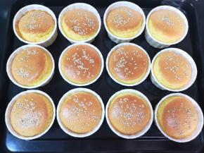 漂亮的纸杯蛋糕出炉。 