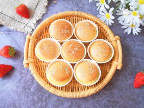 宝贝一连吃了两个。