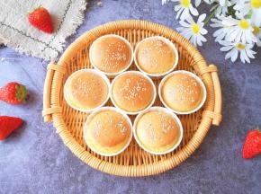 宝贝一连吃了两个。
