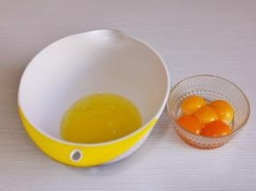 蛋白与蛋黄分离。