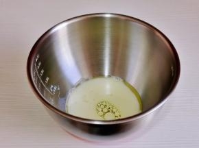 玉米油、牛奶混合均匀。