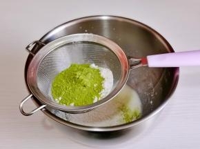 筛入低筋面粉、抹茶粉翻拌至无干粉。